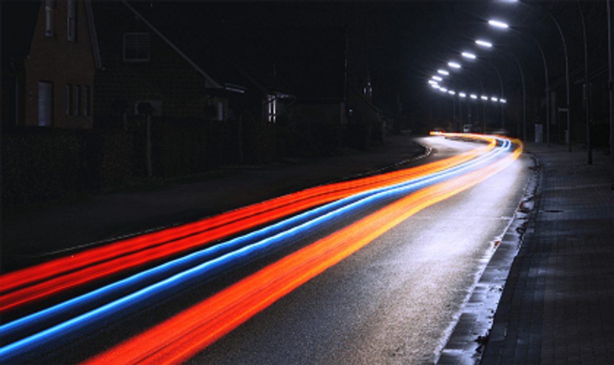 Nacht Kurvenlicht Straße Langzeitbelichtung Rote und blaue lichter