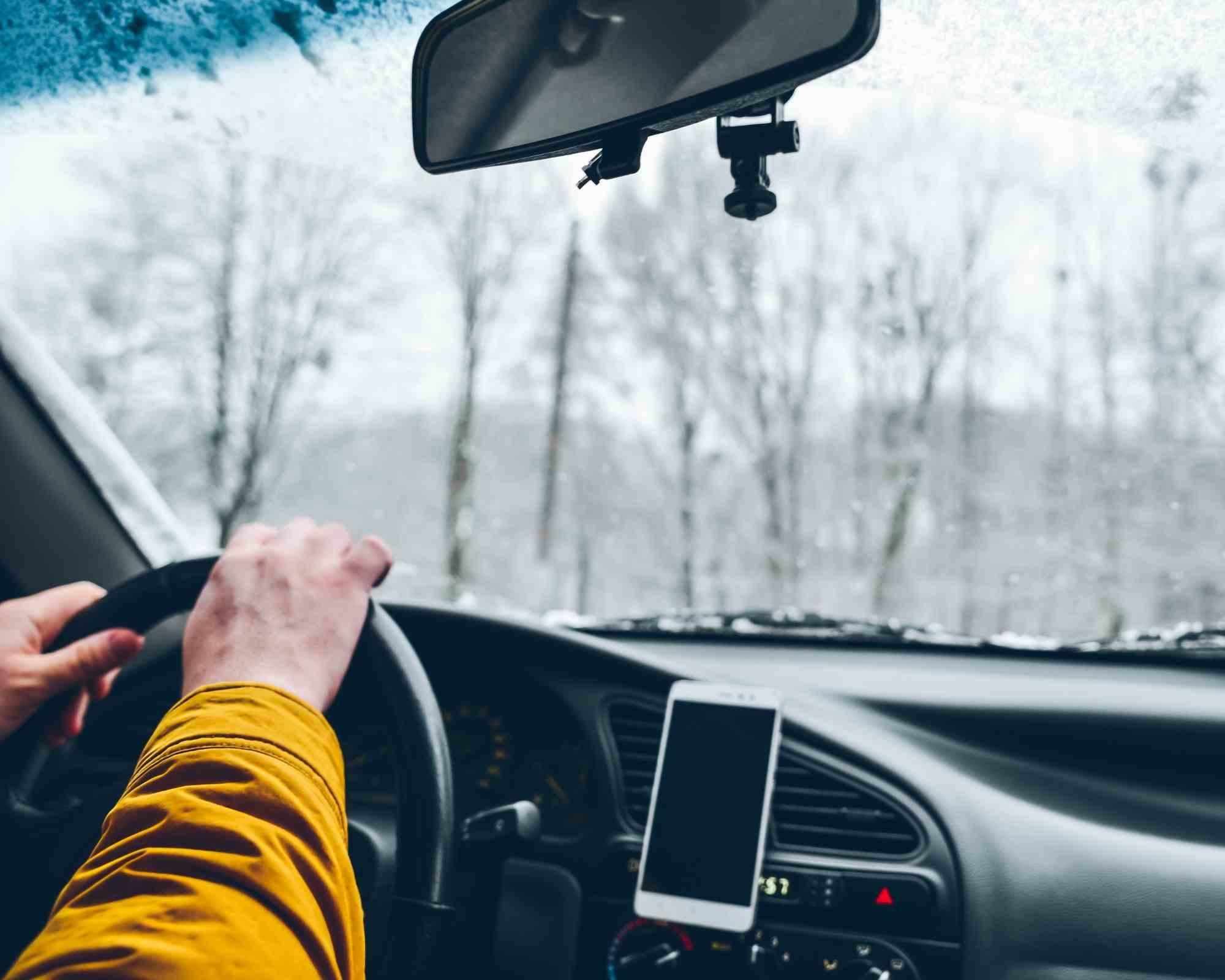 Vereiste Autoscheiben: Mit diesen Tricks kannst du sie komplett vom Eis  befreien