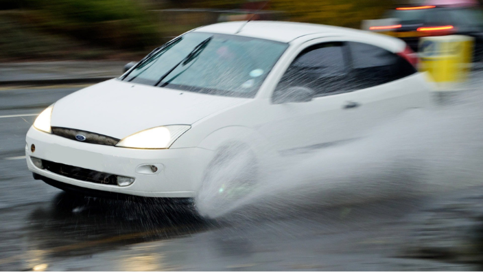 Aquaplaning - So Verhalten Sie Sich Richtig | Tipps & Wissenswertes ...