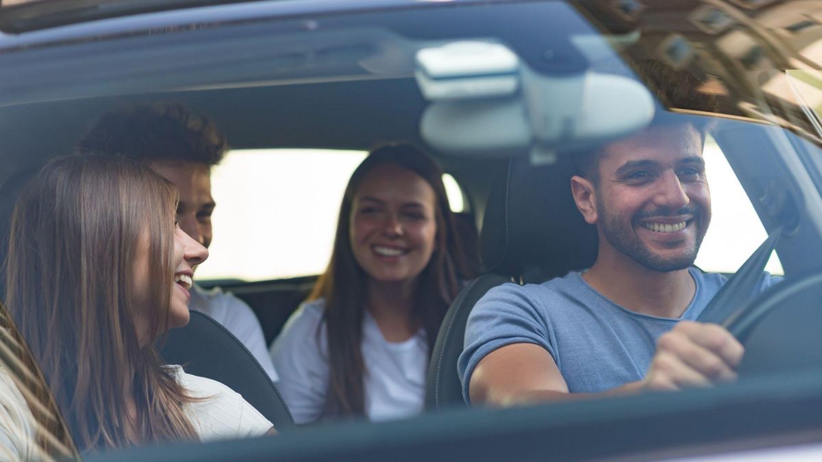 Vier junge Menschen fahren in einem Auto